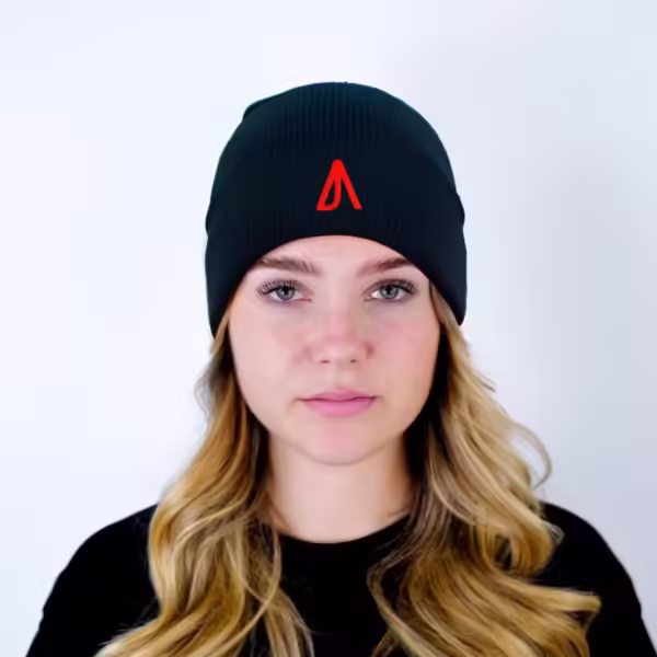Le Bonnet Brodé Red Anaja worn by the female model